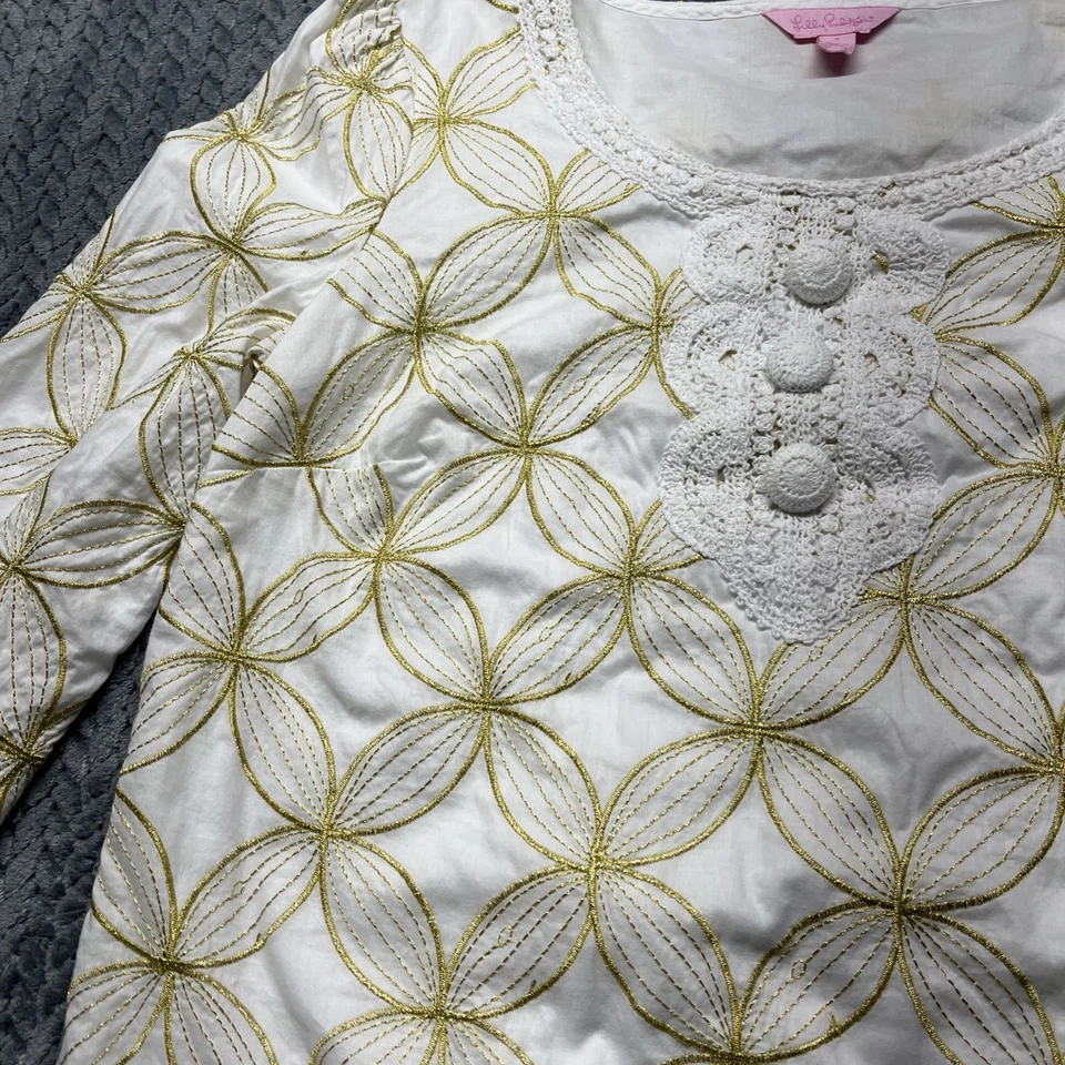 Camisa túnica dourada Lilly Pulitzer bordada pequena Shannon manga 3/4 forrada - Imagem 2 de 4