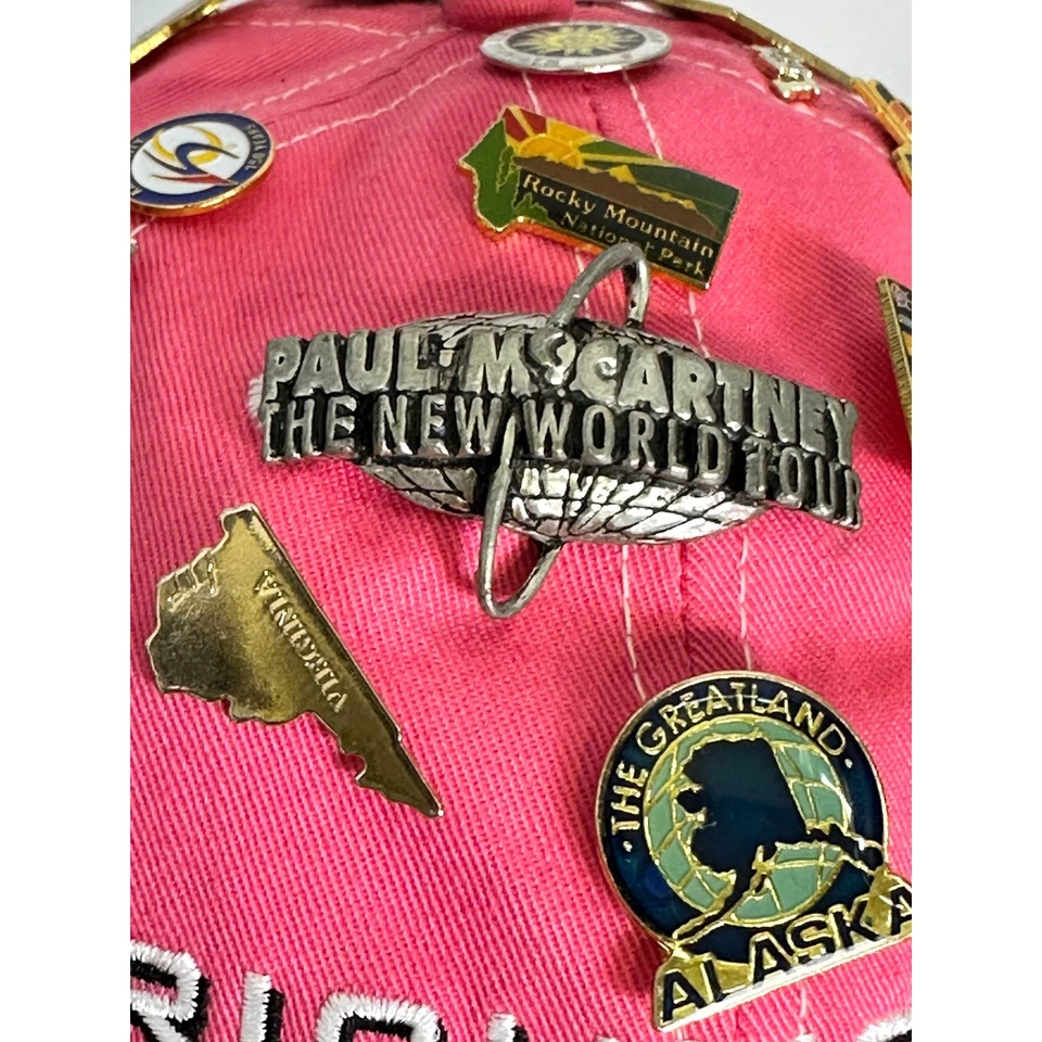 Gorra rosa Richmond VA con 39 prendedores de recuerdo y prendedor Paul McCartney World Tour Foto 2 de 4