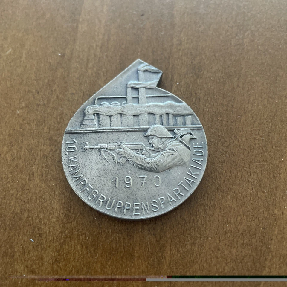 Plakette 10. Kampfgruppenspartakiade 1970 Bezirk Halle - Bild 1 von 2