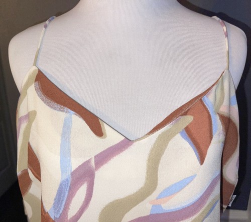 Blusa para mujer Nine West multicolor sin mangas talla grande ligera - Imagen 3 de 6