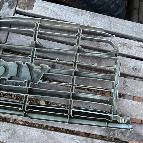 Toyota Land Cruiser FJ62 88 89 90 grille FOR PARTS / REPAIR - Picture 8 of 8