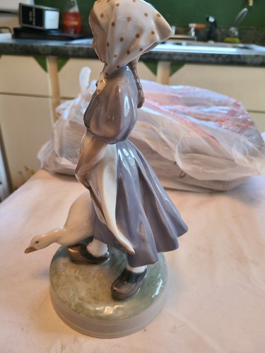 Estatuilla de porcelana Royal Copenhagen niña campesina con ganso 9 1/2" #527 Dinamarca - Imagen 2 de 6