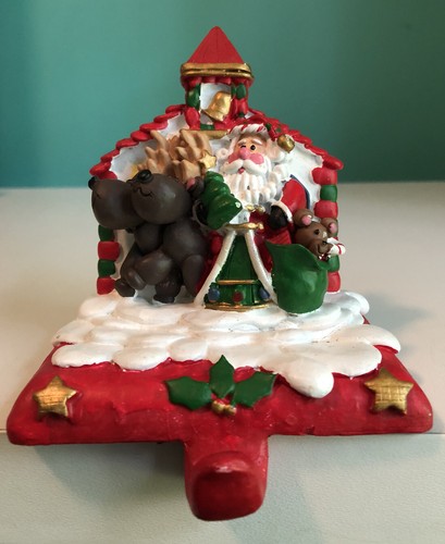 Harz Weihnachtsstrumpfhalter Weihnachtsmann mit Rentier & Spielzeug vor Kirche - Bild 1 von 10