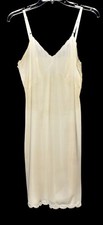 Vintage Gaymode Off White Plain No Lace Full Slip Scalloped Bottom Size 34 USA