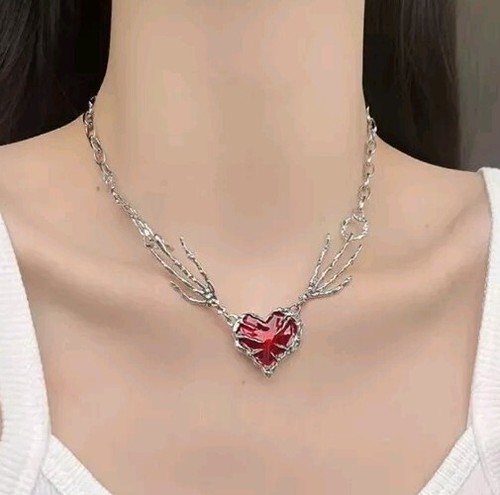 Collier pendentif coeur squelette gothique punk mains embrassant Halloween 250 - Photo 2 sur 7