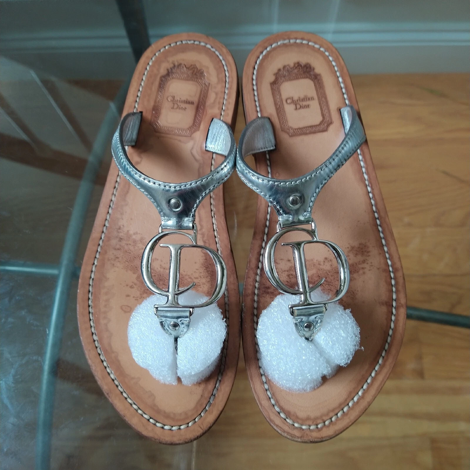 Sandales en cuir argent Christian Dior logo CD taille 37