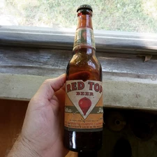 RED TOP BEER CINCINNATI 1944 LABELED BEER BOTTLE WITH RED TOP METAL CAP