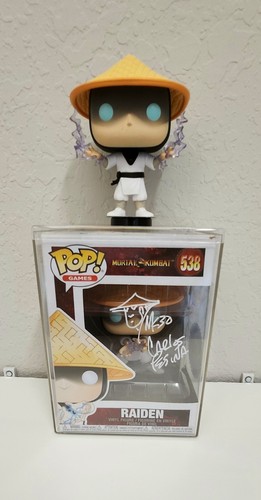 PoP-ToP DISPLAY: Mortal Kombat RAIDEN 538 Signed by Carlos Pesina + RAIDEN #539  - Picture 3 of 15