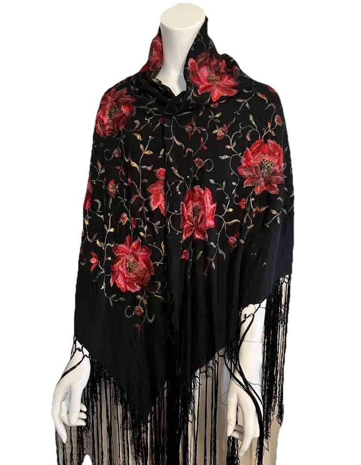 HERMOSO CHAL CANTÓN ANTIGUO BORDADO A MANO CON FLORES Y FLECOS LARGOS Foto 2 de 4