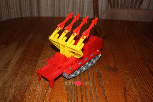 MPC Red Army Tank with Fully-Functional 4-Missile Nike Launcher/Red Missiles - Picture 5 of 12