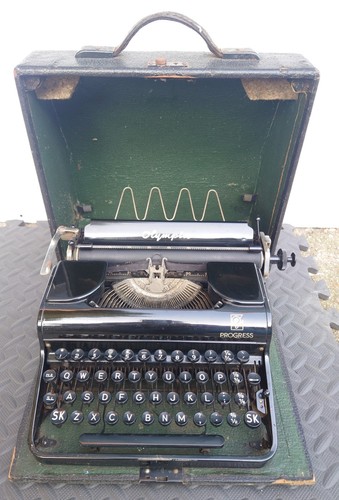 Vintage Olympia Progress manuelle tragbare Schreibmaschine schwarz in Tragetasche