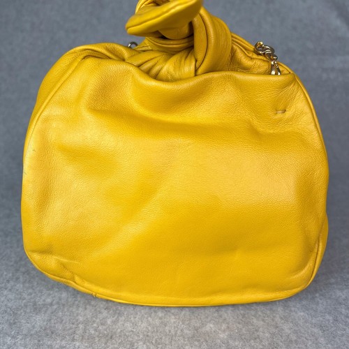 Mini bolso con lazo de cuero amarillo Cuyana cadena dorada desmontable - Imagen 4 de 11