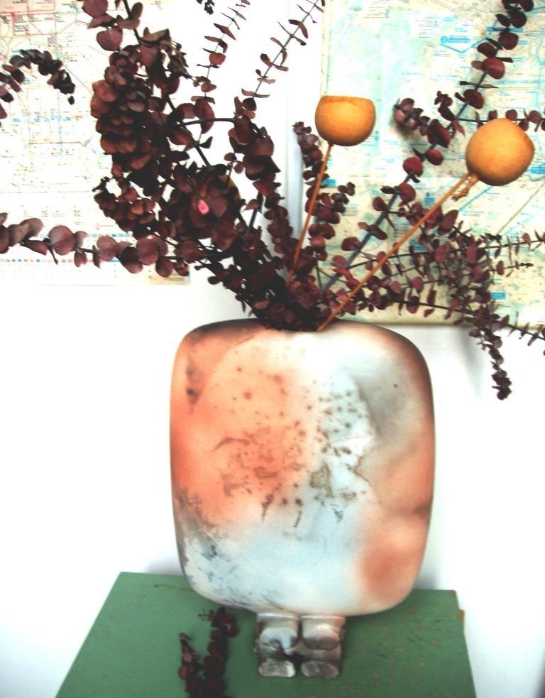 Vase décoratif en céramique sur un meuble d'entrée pour une décoration de salon