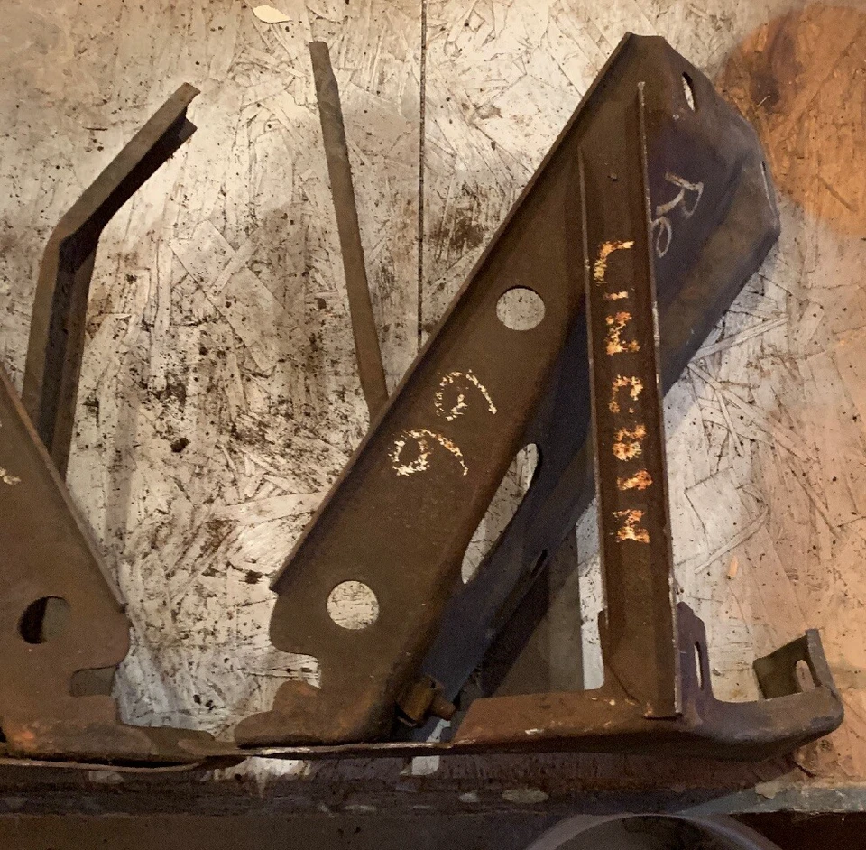 Soportes de parachoques trasero Ford 1966-1967 Lincoln Continental usados OEM Foto 3 de 4