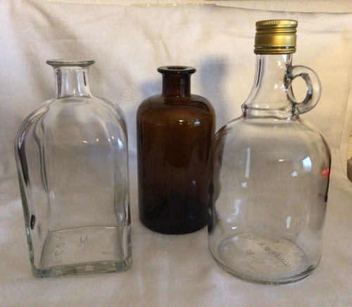 3 dekorative Flaschen aus Glas, 1 x eckig 0,7 L, 2 x rund 0,7 und 0,5 L