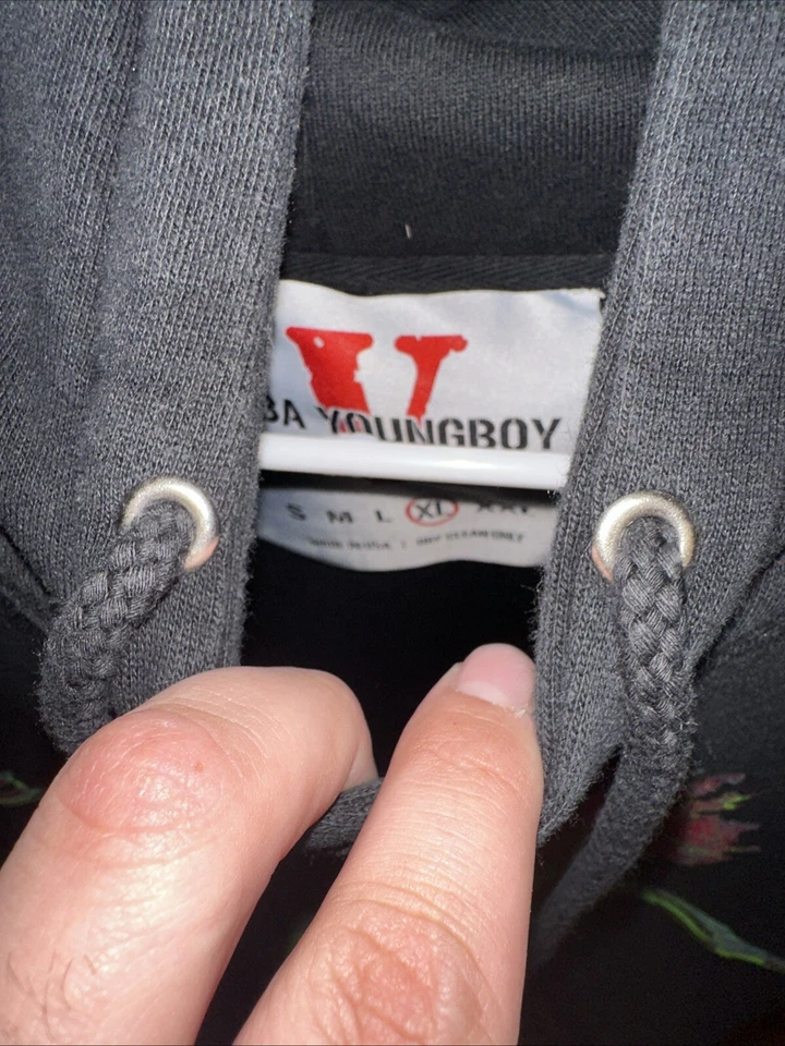 Sudadera con Capucha Negra Usada Excelente Estado YoungBoy NBA x Vlone Sticks Talla XL Foto 3 de 4