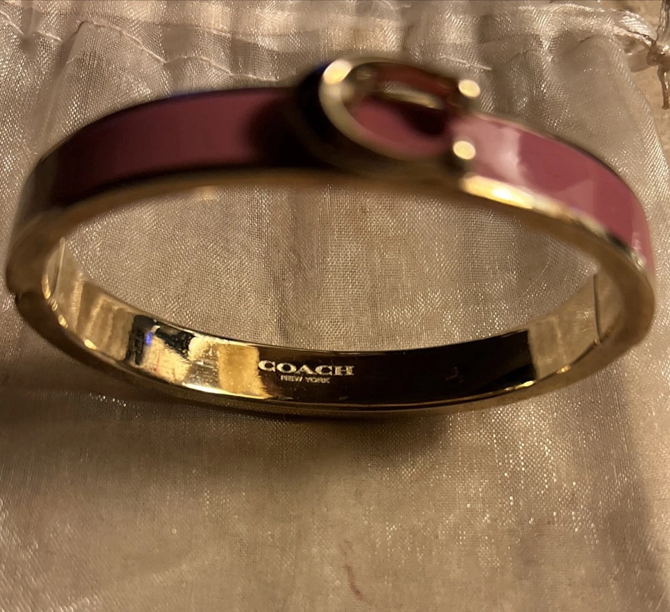 Brazalete Brazalete Mujer Tono Dorado Coach Bisagras, Esmalte Rosa Foto 2 de 3