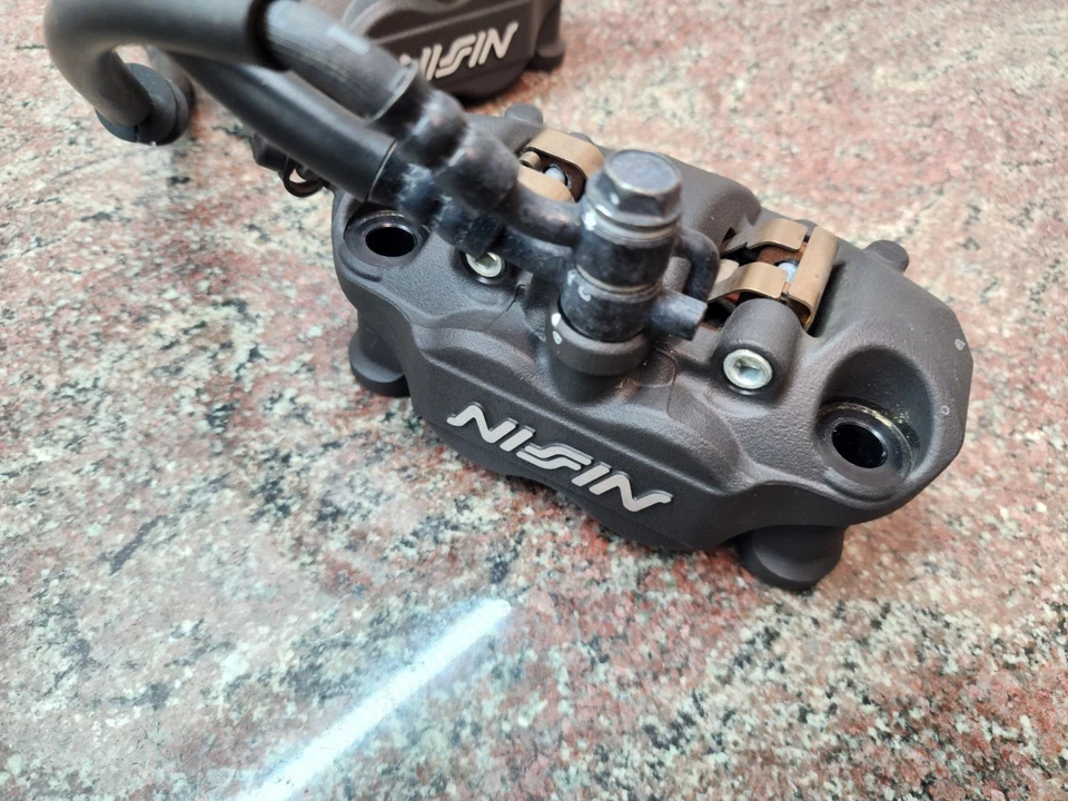 Pinzas de freno delanteras 13-25 Kawasaki Ninja ZX-6R conjunto maestro OEM 43080-0111 0113 Foto 2 de 4