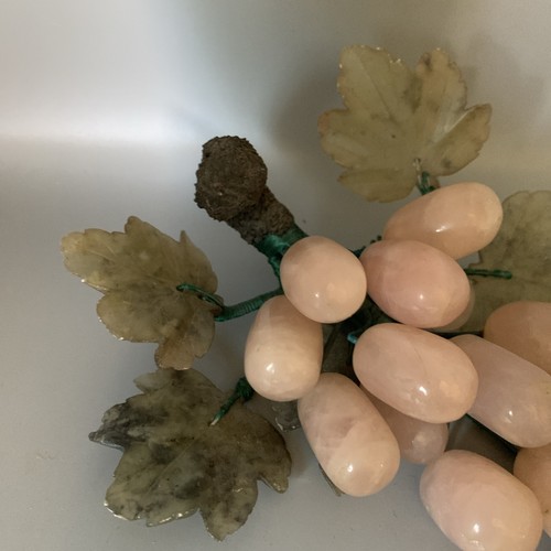 Vintage polierte Rosenquarts und geschnitzte Jadeblatt Traube Cluster. - Bild 2 von 10