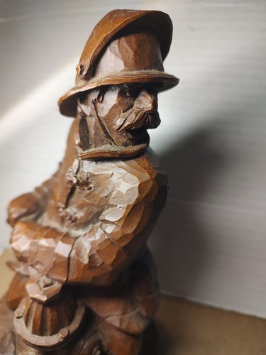 Estatua de bombero Red Mill 9" con boca de madera - Imagen 2 de 5