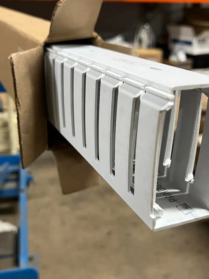 Conducto de cableado de ranura ancha tipo G Panduit Panduct G1.5X3WH6 12 ft nuevo Foto 3 de 3