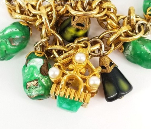 Stunning Vintage Green Glass & Gold Metal Charm Bracelet; heavy - 61 Grams, 6" - Bild 6 von 9