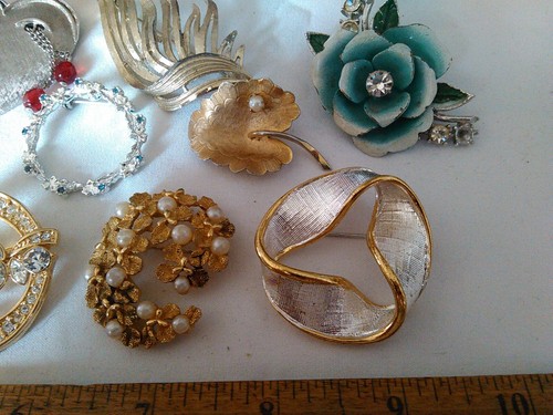 Vintage Lot of 13 Brooches ALL Designer Signed Monet, Coro, Pastelli Mixed Lot - Picture 4 of 11