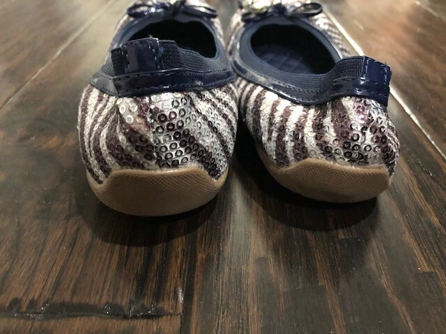Zapato Michael Kors Kory Ballet Plano Talla 3 Plateado Lentejuelas Arco Punta Redonda Azul Marino Cebra Foto 4 de 4