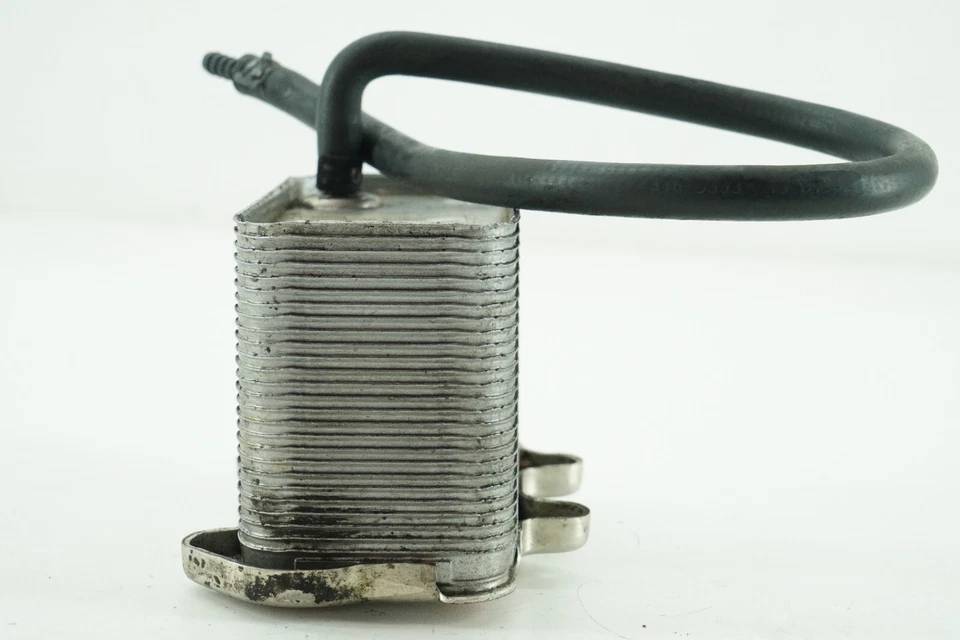 Radiador enfriador de aceite de motor Porsche Boxster 986 2000-2004 99610702557 Foto 2 de 4