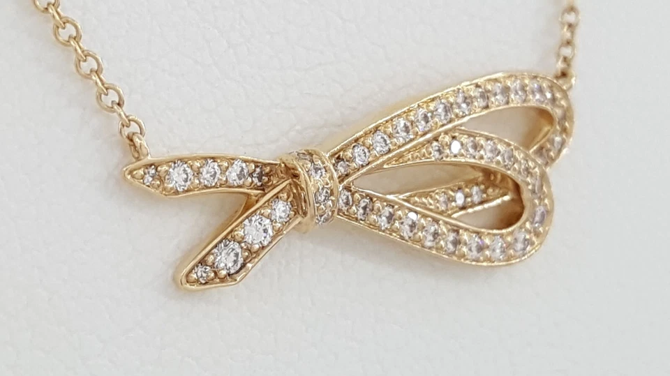 Collar colgante de diamantes con cinta de arco de 0,39 quilates de oro rosa de 18 quilates de 16" de Tiffany & Co Foto 3 de 4