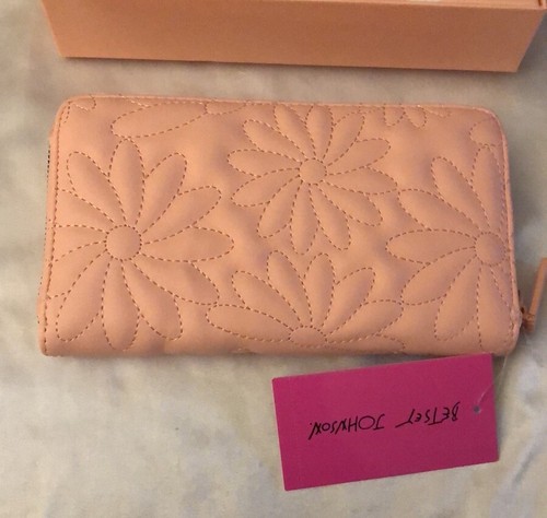Betsey Johnson Pink Quilted Daisy Faux Leather ZA Wallet + Strap NWT & Box - Picture 8 of 17