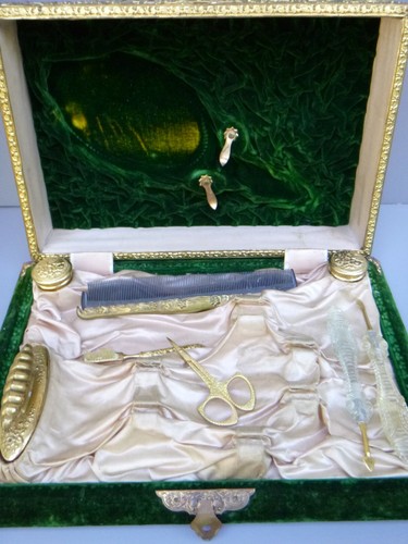 Antique Green Velvet & Goldtone Metal Vanity Box with Partial Contents 13" - Picture 10 of 12