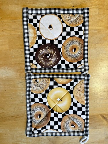Handgefertigte Topflappen mit leckeren Bagels auf schwarz-weiß karierten 2er Set - Bild 3 von 7