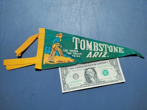 Banderín de recuerdo vintage TOMBSTONE ARIZONA The Town Too Tough To Die 11" x 5" - Imagen 1 de 8
