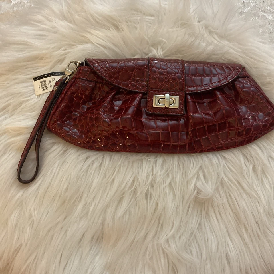 Bolso sin asas de muñeca NY&C rojo imitación cuero de cocodrilo Foto 2 de 4