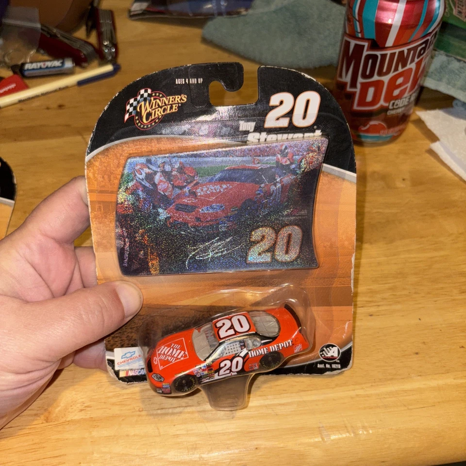 2004 Тони Стюарт #20 Winner's Circle Home Depot Chevy с голографической картой 0432 ^ - Изображение 2 из 3