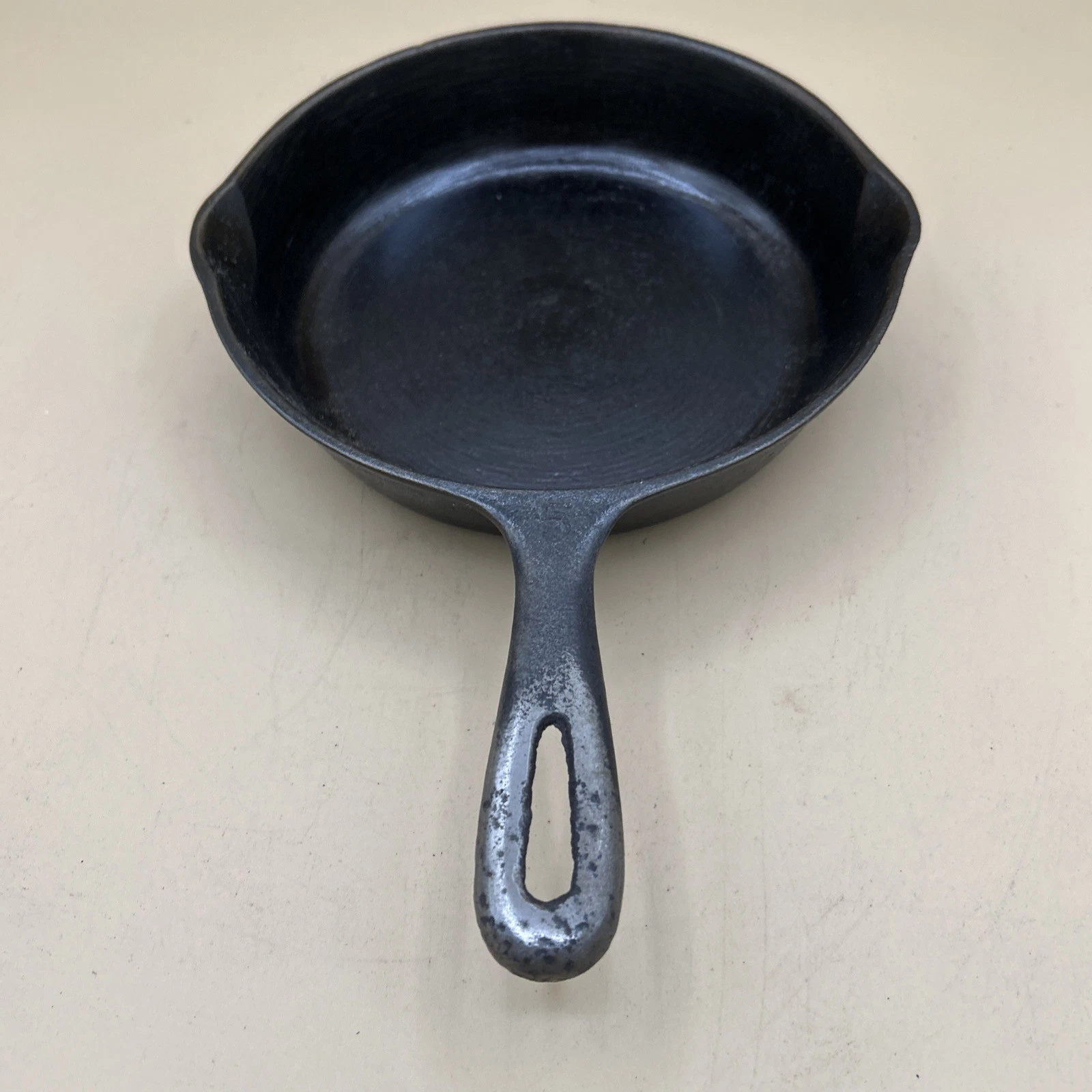 Vintage Wagner Ware #5 8 inch Cast Iron Skillet . USA