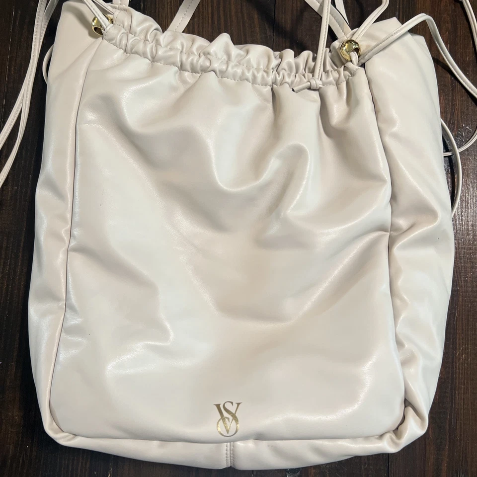Bolso Victoria’s Secret con cordón neutro con herrajes dorados suave lindo moderno  Foto 3 de 4