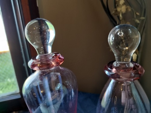 2er Set rosa Waschtisch Glasflaschen mit klaren Bubble Glasstopfen Vintage - Bild 3 von 13