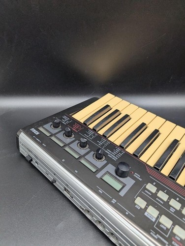 KORG R3 37-key velocity-sensitive keyboard with built-in vocoder and 8-voice syn - Picture 8 of 9