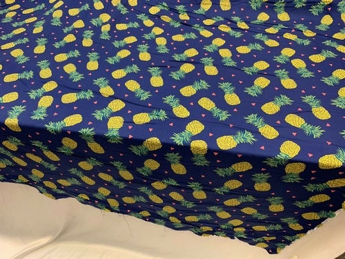 Tela tejida de rayón challis por yarda fondo azul real piña amarilla - Imagen 8 de 9