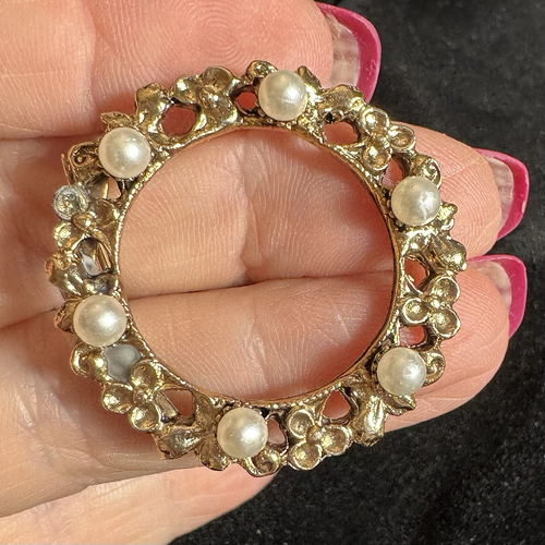 Vintage Faux Pearl Gold tone Circle Brooch Pin - Picture 6 of 8