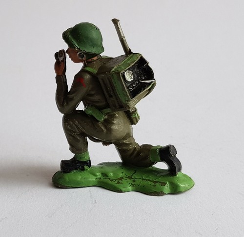 Britains / Herald, Khaki Infantry soldier Figure with Radio Good Used Condition - Picture 5 of 7