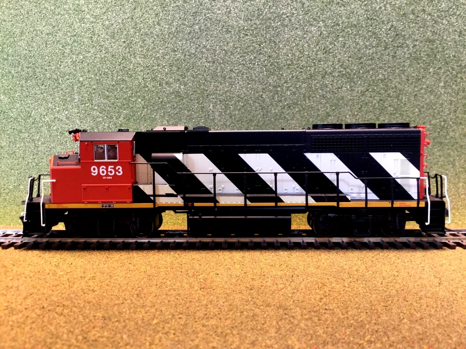 ATLAS 1 87 HO CANADIAN NATIONAL GP40-2(W) RD DC & DCC READY 10001398 F S ATLAS 1 87 HO CANADIAN NATIONAL GP40-2(W) RD DC & DCC READY 10001398 F S