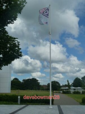 FOTO KAMPFMITTELVERMESSUNG - FLAGGE HISSEN DIE OS-FLAGGE WEHT VOR IHREM HAUPTQUARTIER