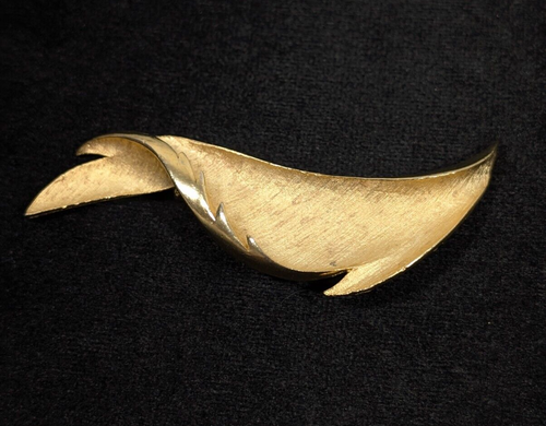 Vintage Brushed Gold Tone Curved Feather Leaf 3D Brooch Pin Mid MCM