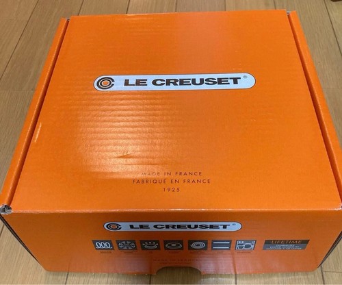 Le Creuset Cocotte fleur 20 cm colore fico limitato con pomello oro scatola esterna INUTILIZZATO - Foto 10 di 24