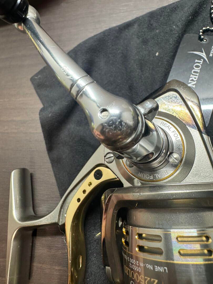 Daiwa Tournament ISO Z2500LBD Spinning Fishing Reel Saltwater Lever brake - Picture 5 of 6