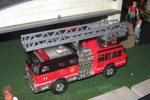 Chicago-Closed-Cab-Ladder-Truck-17-Die-cast-for-S-or-027-Layout-Excellent-LN