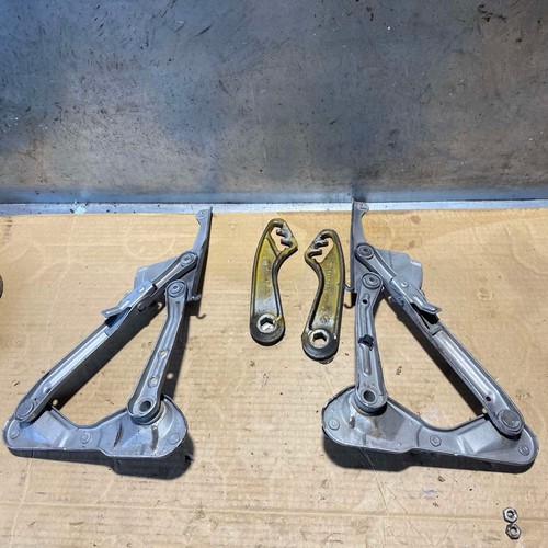 Mercedes-Benz W124 Front Hood Hinge Set 1298870174 Silver - Picture 7 of 11